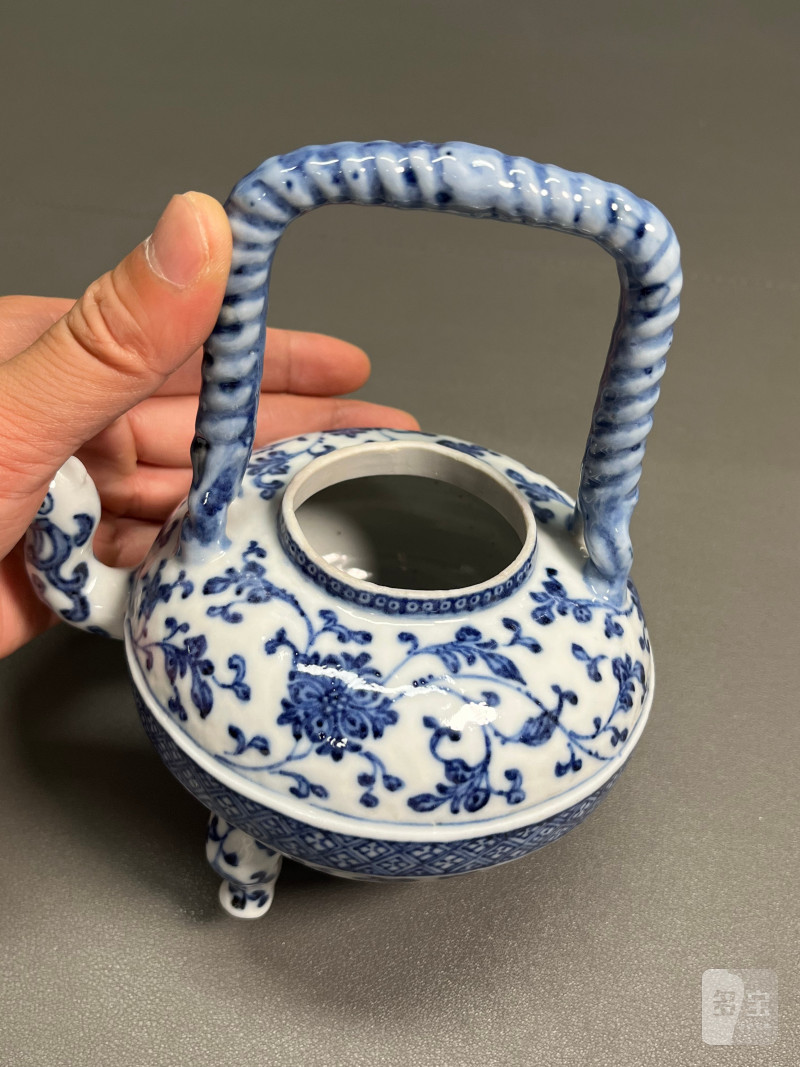 清乾隆  青花缠枝莲纹小盉壶（带木座） - 图16